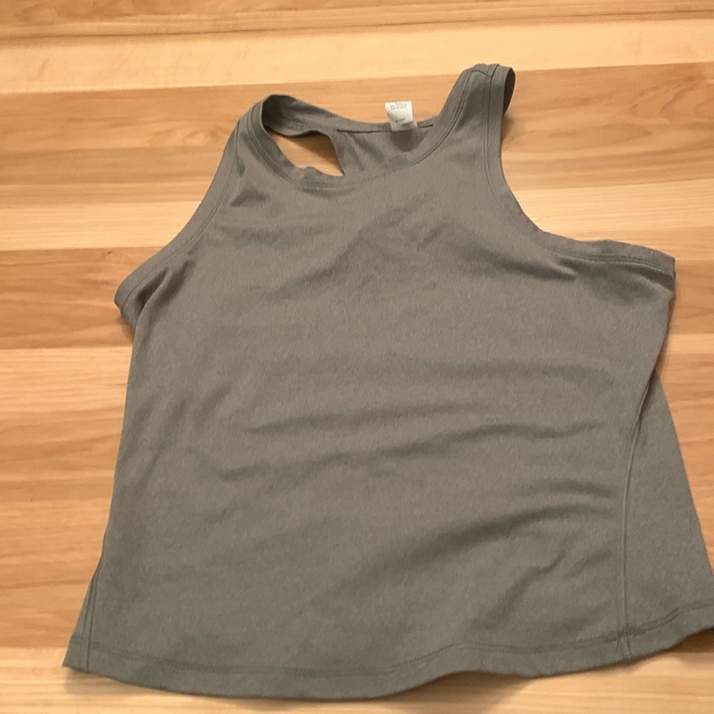 SMOKE FREE HOUSEHOLD. Women’s Xs yogalicious grey tank. Very breathable.